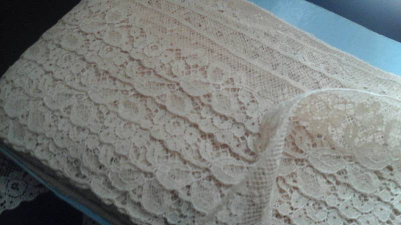 Hübsche Calais-Spitze in Hautfarbe Und Rosa, 3, 5 cm Breit, Meterware von AuxVieillesDentelles