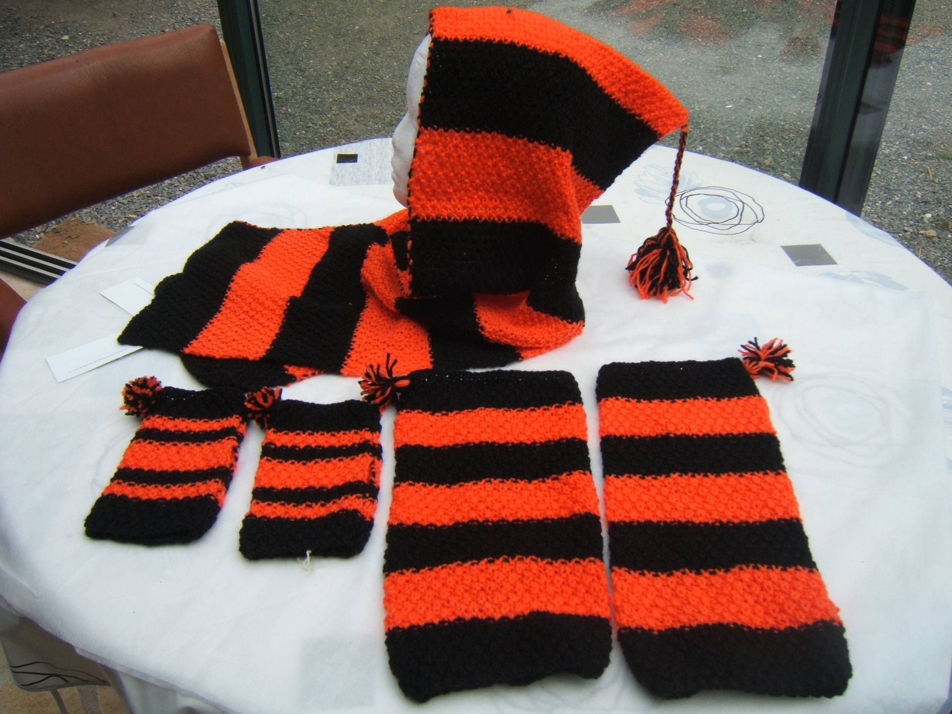 Schönes Kapuzenset Schal, Fäustlinge, Gamaschen von Auxpaysdelalaine