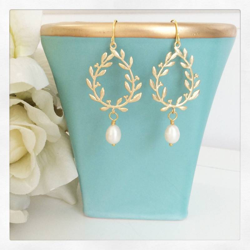 Gold Lorbeerkranz Perlenohrringe Brautjungfer Schmuck von AvaHopeDesigns