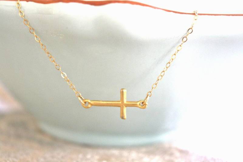 Gold Vermeil Seitlich Kreuz Anhänger Zierliche Handgemachte Schmuckstücke von AvaHopeDesigns