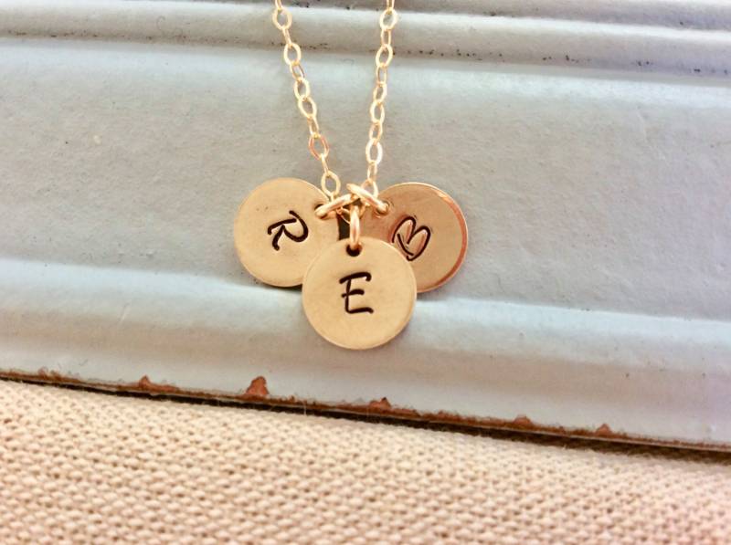 Initial Halskette, Kleine Scheibe Hand Gestempelt Monogramm Personalisierter Schmuck, Haustier Initialen, Kinder Initialen von AvaHopeDesigns