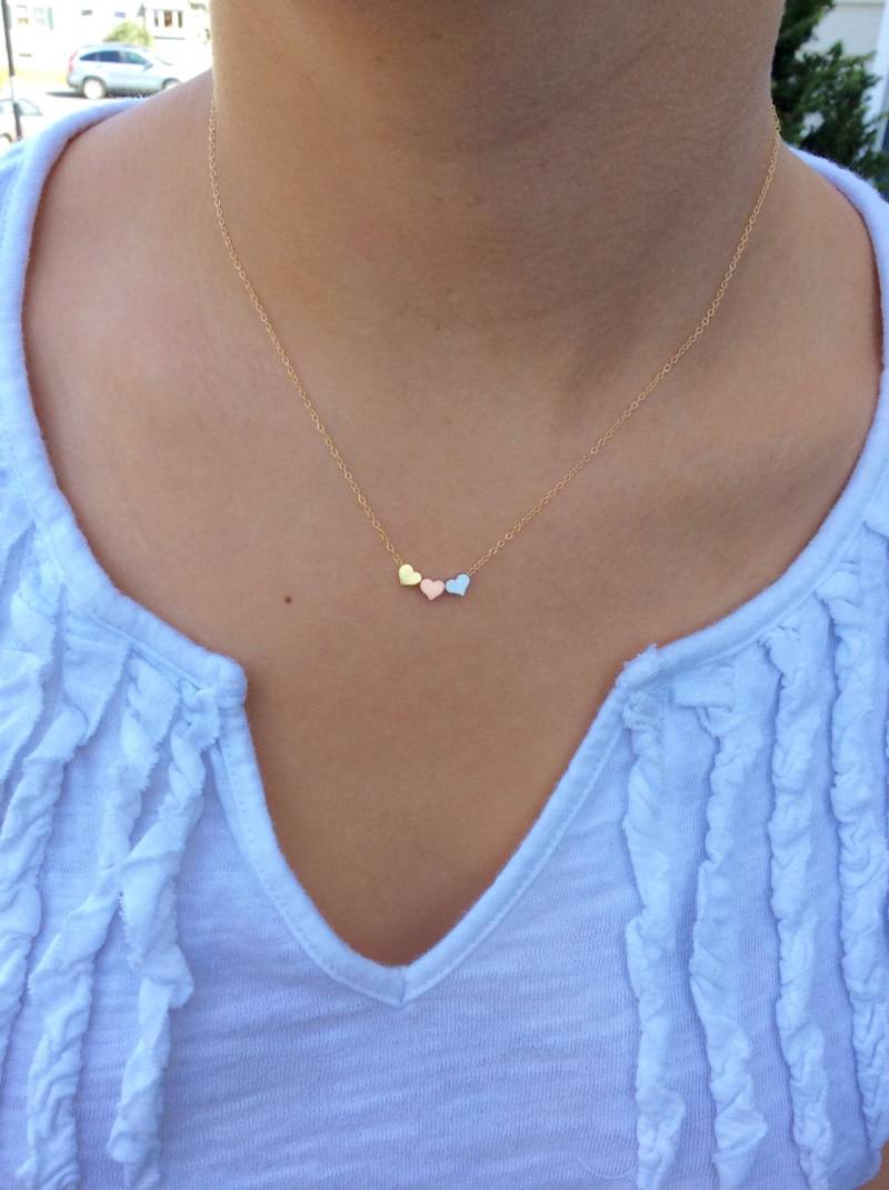 Zierliche Gold Herz Halskette Dreifach Anhänger, Handgemachtes Schmuckstück von AvaHopeDesigns