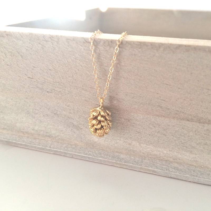Zierliche Gold Pinecone Halskette 14K Filled Kette von AvaHopeDesigns