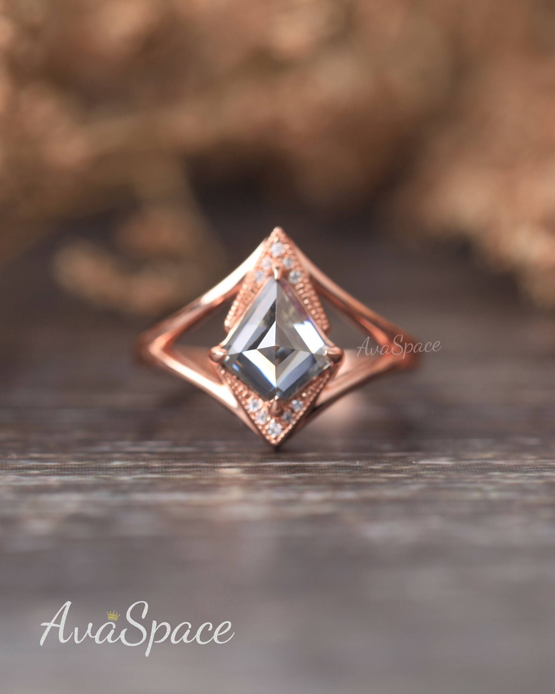 Grau Moissanit Verlobungsring Art Deco Ring 14K Gold 1, 3Ct Kite Form Diamant Ehering Unikat Versprechen von AvaSpace