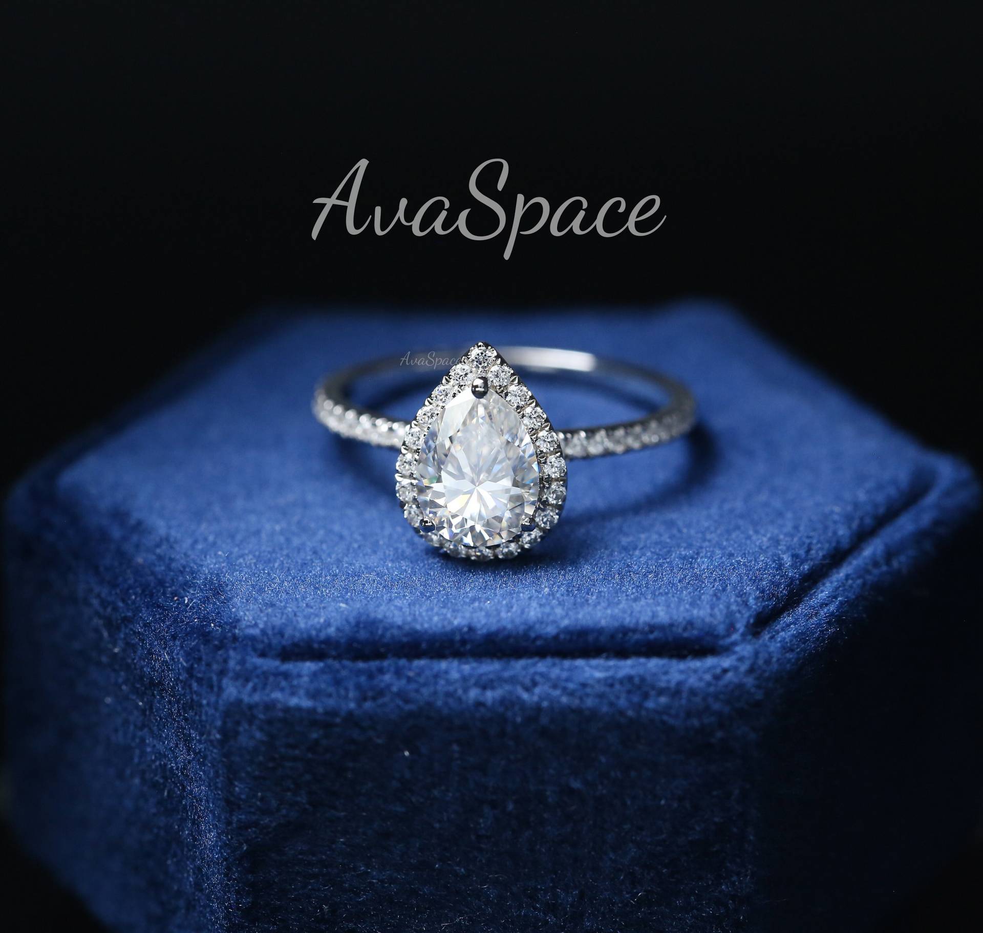 Moissanit Verlobungsring 1, 5Ct Unikat Pear Shaped 14K Weißgold Ring Halo Diamant Ehering Brautring von AvaSpace