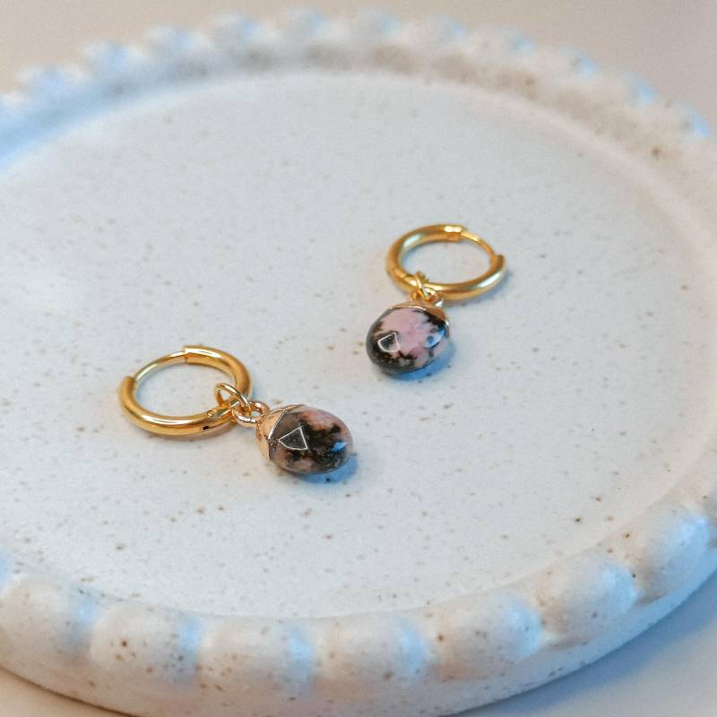 Ava & Imber | Ovale Rhodonit-Creolen Rosa Edelstein-Ohrringe Ohrhänger Edelstein Rhodonit Schmuckgeschenk Ava & Imber | Ovale Rhodonit-Creolen Rosa Edelstein-Ohrringe Ohrhänger Edelstein Rhodonit Schmuckgeschenk von AvaandImber