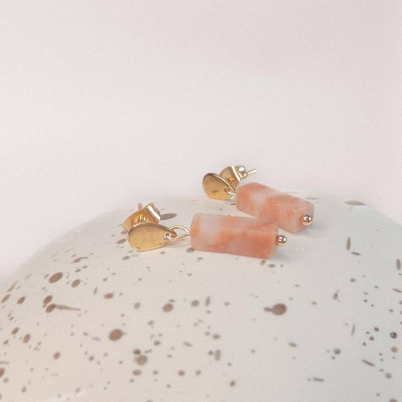 Ava & Imber | Blockohrringe Sonnenstein Gold Rosa Edelsteinohrringe Damenohrringe Geschenkschmuck Damenschmuck Dezent von AvaandImber