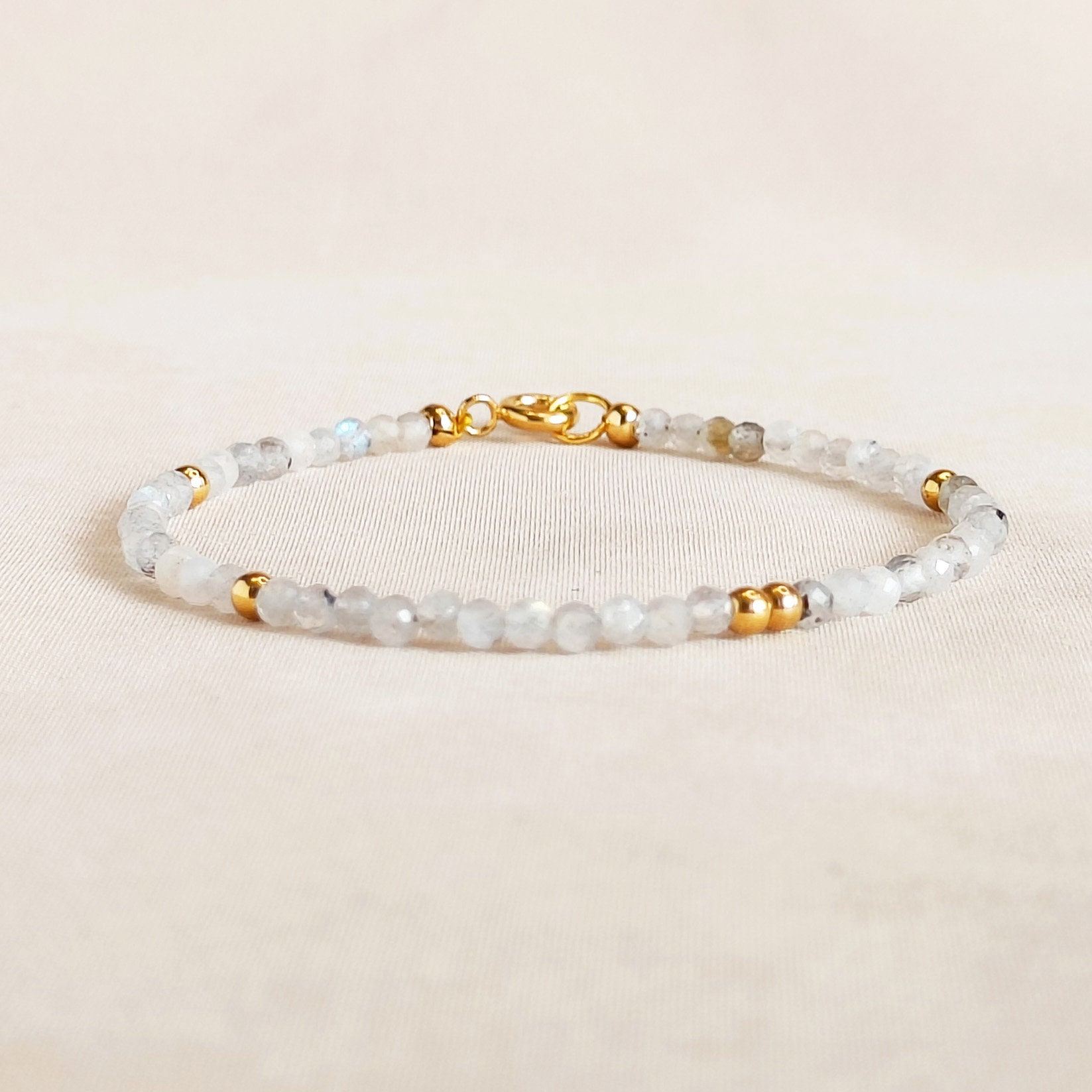 Ava&imber - Funkelndes Labradorit-Armband 3 Mm Facettierte Perlenkette Mit Goldfarbenem Edelstahl Für Damen Ava&imber - Funkelndes Labradorit-Armband 3 Mm Facettierte Perlenkette Mit Goldfarbenem Edelstahl Für Damen von AvaandImber