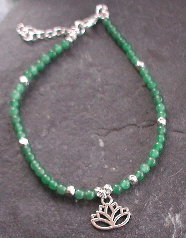 Jade Edelstein Perlen Lotus Blume Charm Fußkette Fußkettchen von AvalonSunsetDesigns