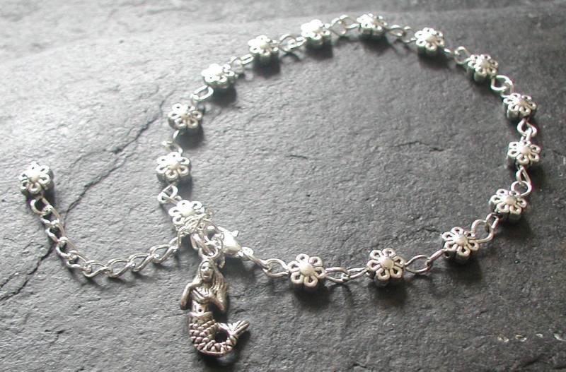 Silber Töne Gänseblümchen Blumen Meerjungfrau Charme Fußkettchen Knöchel Armband von AvalonSunsetDesigns