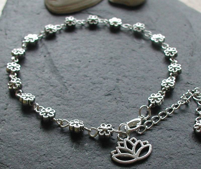 Silbertöne Daisy Kette Blumen Lotus Flower Charm Anklet Ankle Armband Boho von AvalonSunsetDesigns