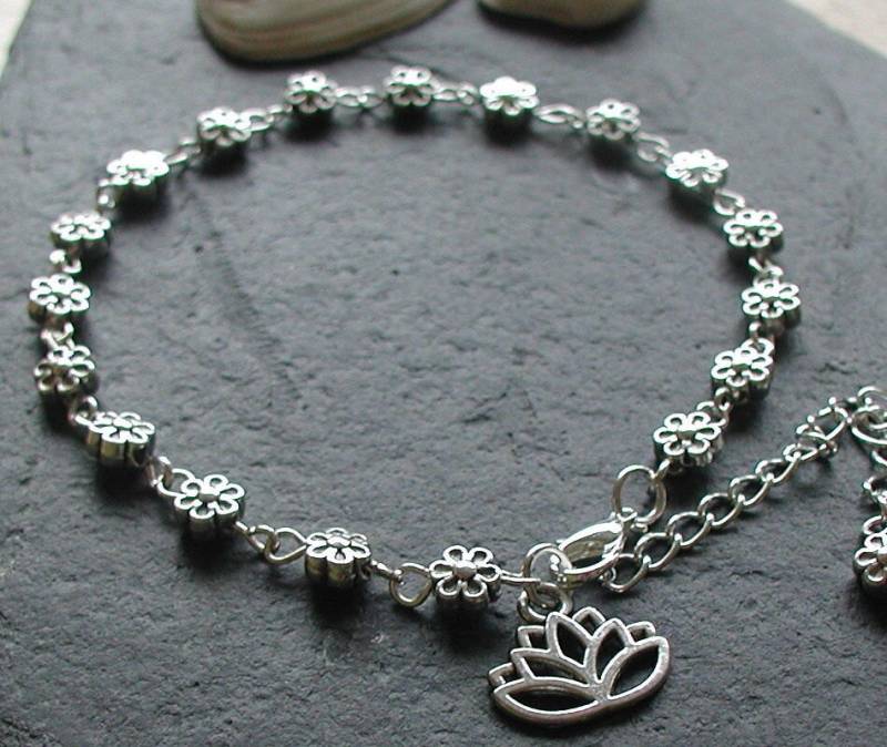 Silbertönen Daisy-Chain Blumen Lotus Charme Fußkettchen Knöchel-Armband von AvalonSunsetDesigns