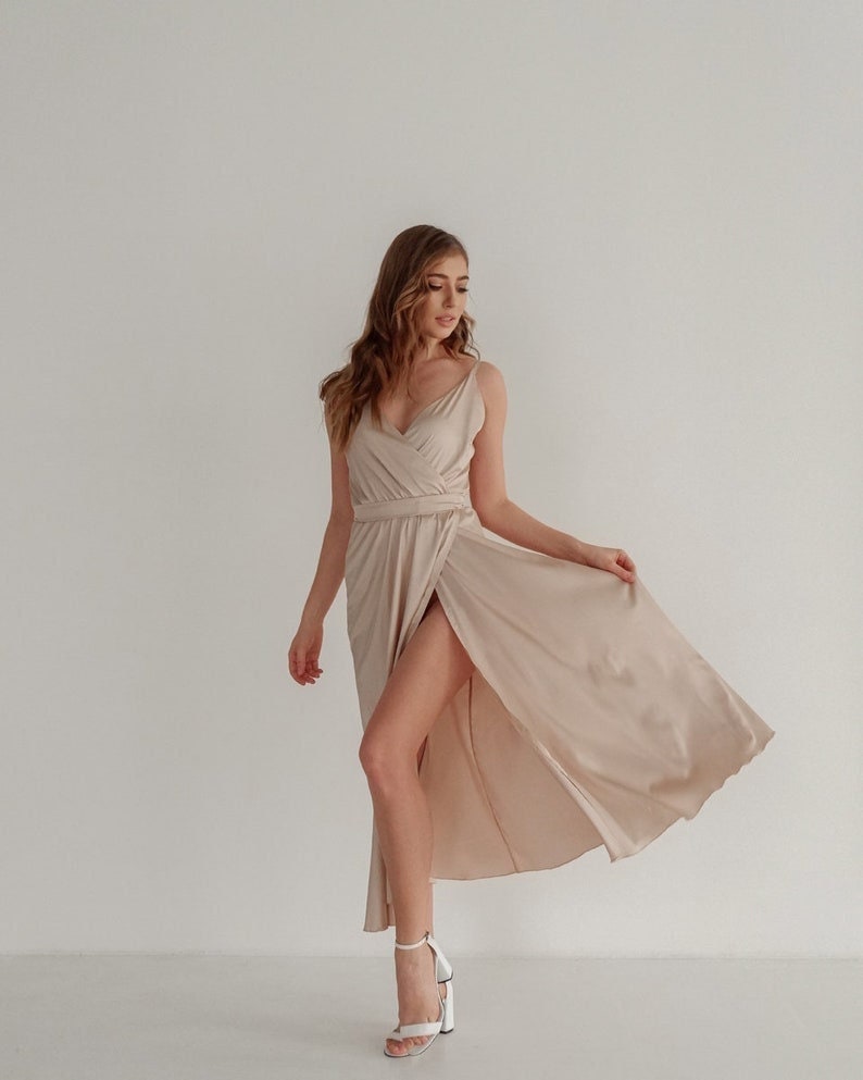 Beiges Wickelkleid, Fließendes Seidenkleid, Midi-Cocktailkleid Für Besondere Anlässe, Seidenunterkleid Mit Schlitz, Sommerwickelkleid, Cami-Kleid von AvantArtStudio