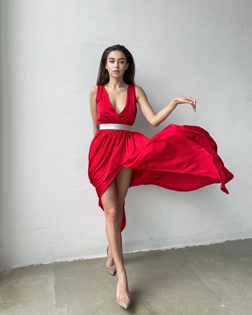 Rotes Funkelndes Gürtelkleid, Rotes Seidenkleid, Schlitzkleid, V-Ausschnitt Kleid, Fließendes Maxikleid, Langes Kleid Mit Seitlichem Schlitz von AvantArtStudio
