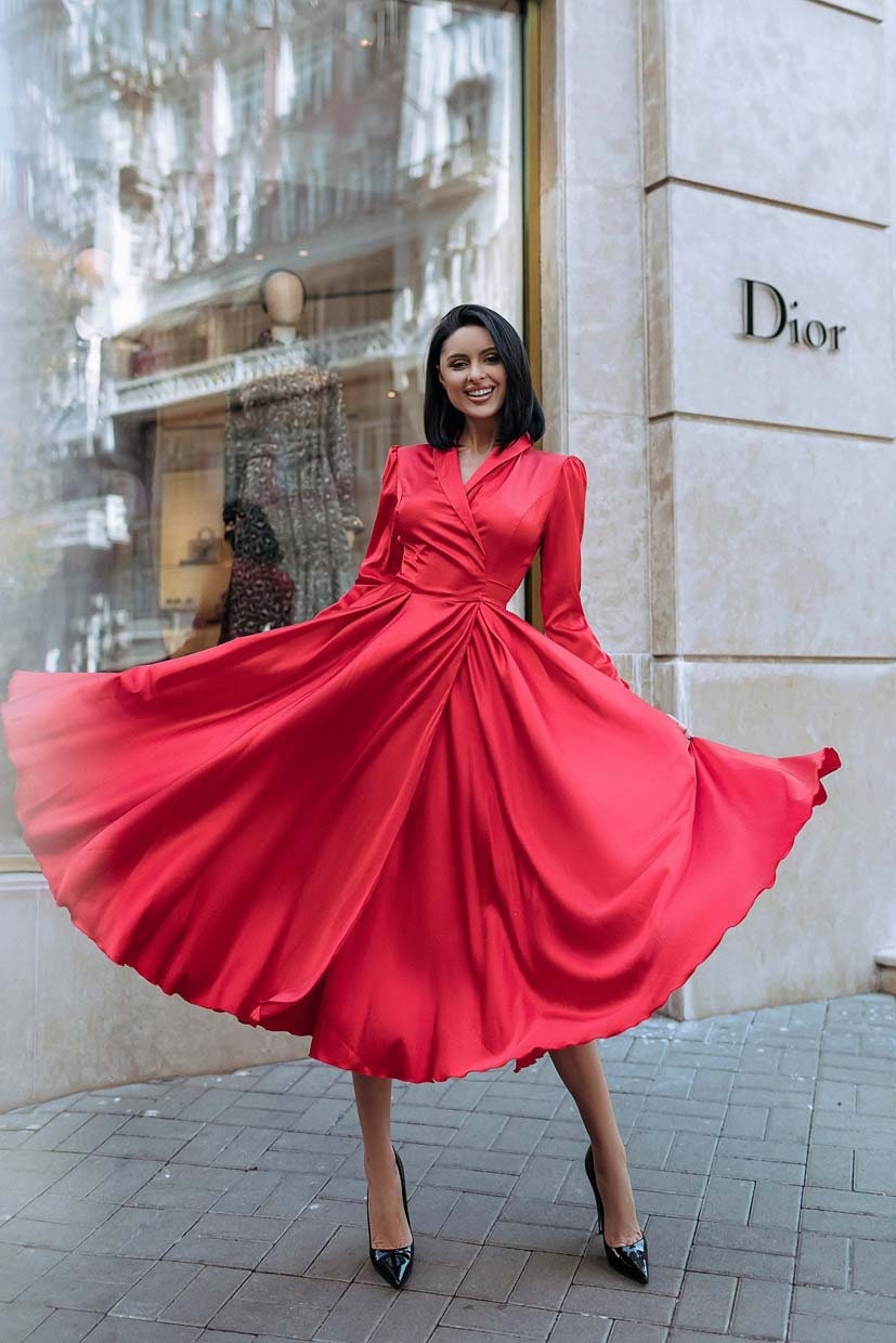 Rotes Kleid Mit Vollen Tellerrock, Seidenwickelkleid, Fließendes Kleid, Ausgestelltes Langes Rotes Schlitz, Fit & Flare von AvantArtStudio