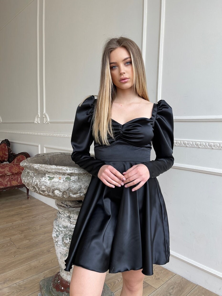 Schwarzes Royal Atlas Kleid, Langarm Babydoll Minikleid, Puffärmelkleid, Kleid Flowy von AvantArtStudio