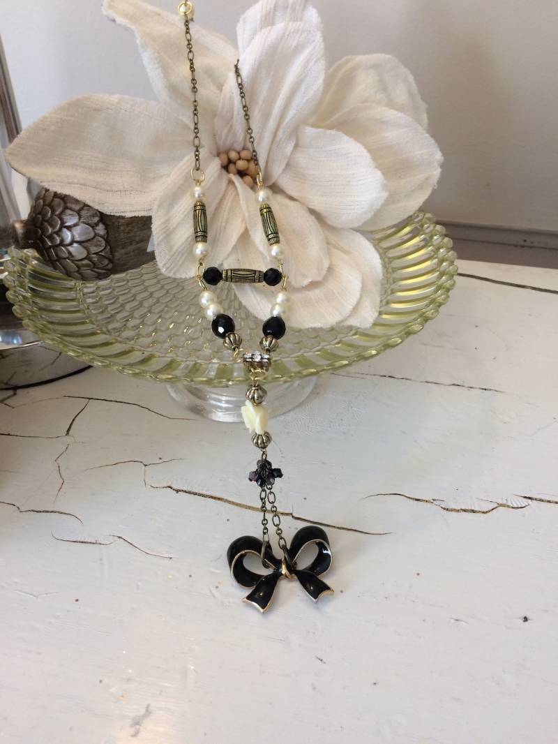 Upcycled Black Bow Halskette Perlenanhänger Im Vintage-stil, 56 cm von AvantCarde