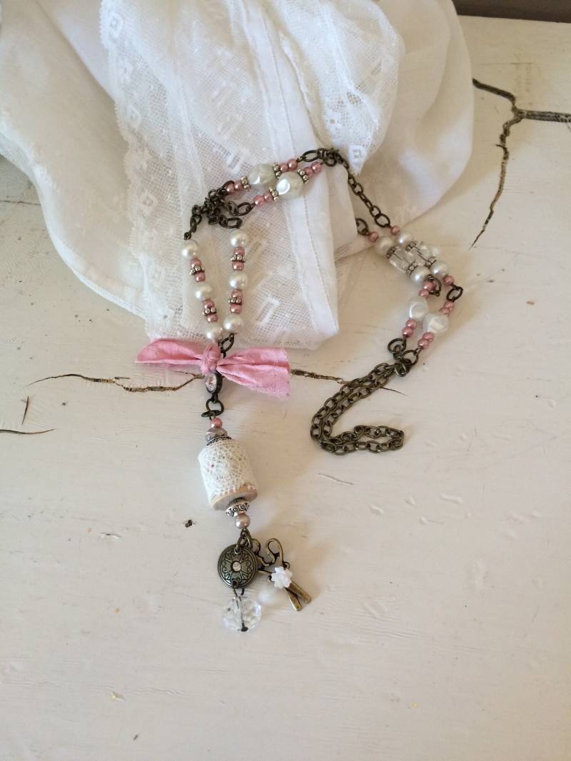 Upcycled Victorian Style Halskette Handgemachte Vintage Schmuckstücke von AvantCarde