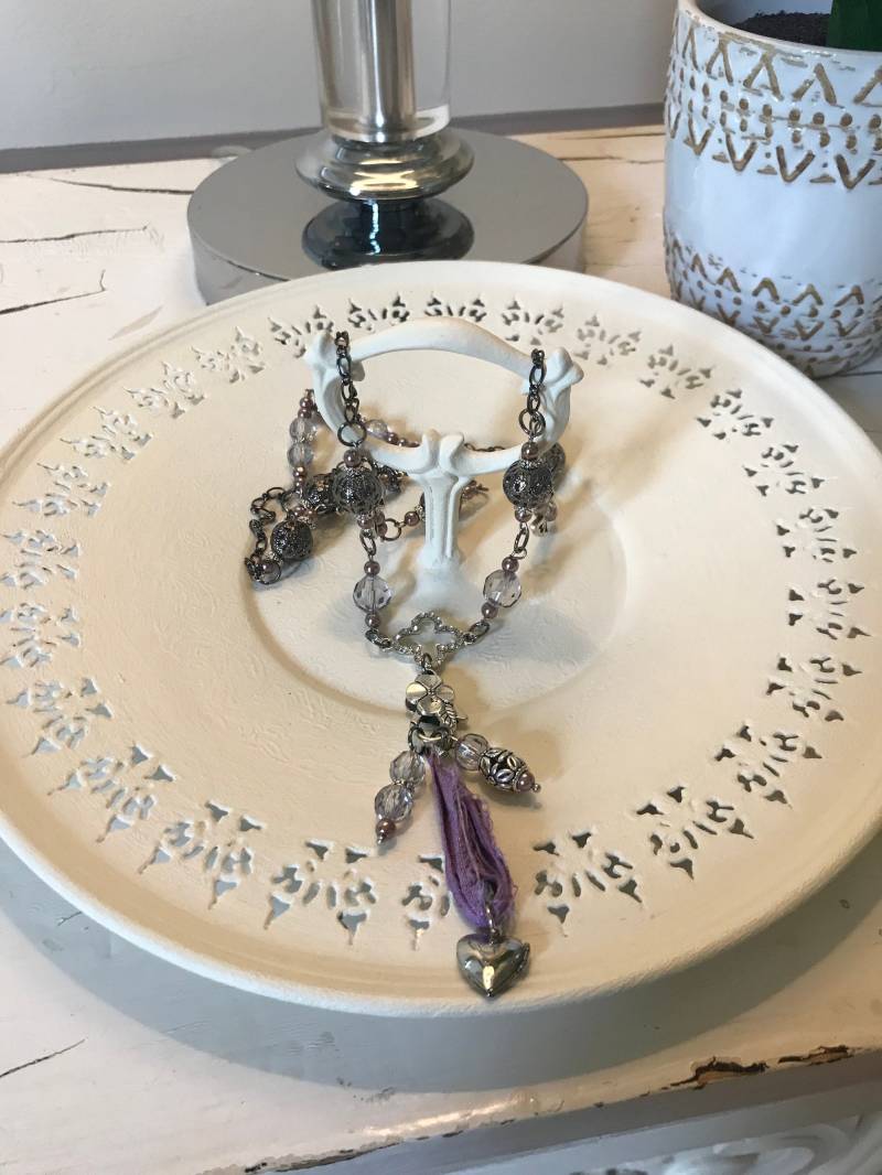 Upcycled Victorian Style Halskette Handgemachter Perlenschmuck von AvantCarde