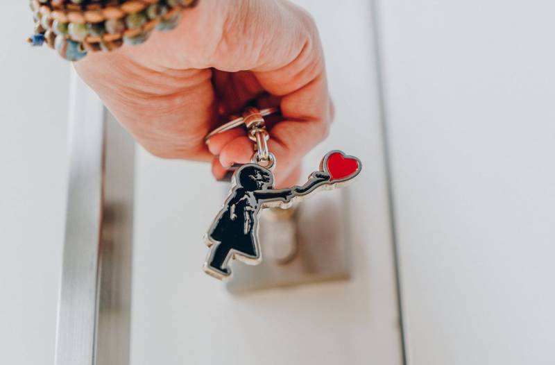 AvantgART Schlüsselanhänger Schlüsselanhänger von Banksy, Girl with Balloon, Banksy Kunstdruck von AvantgART