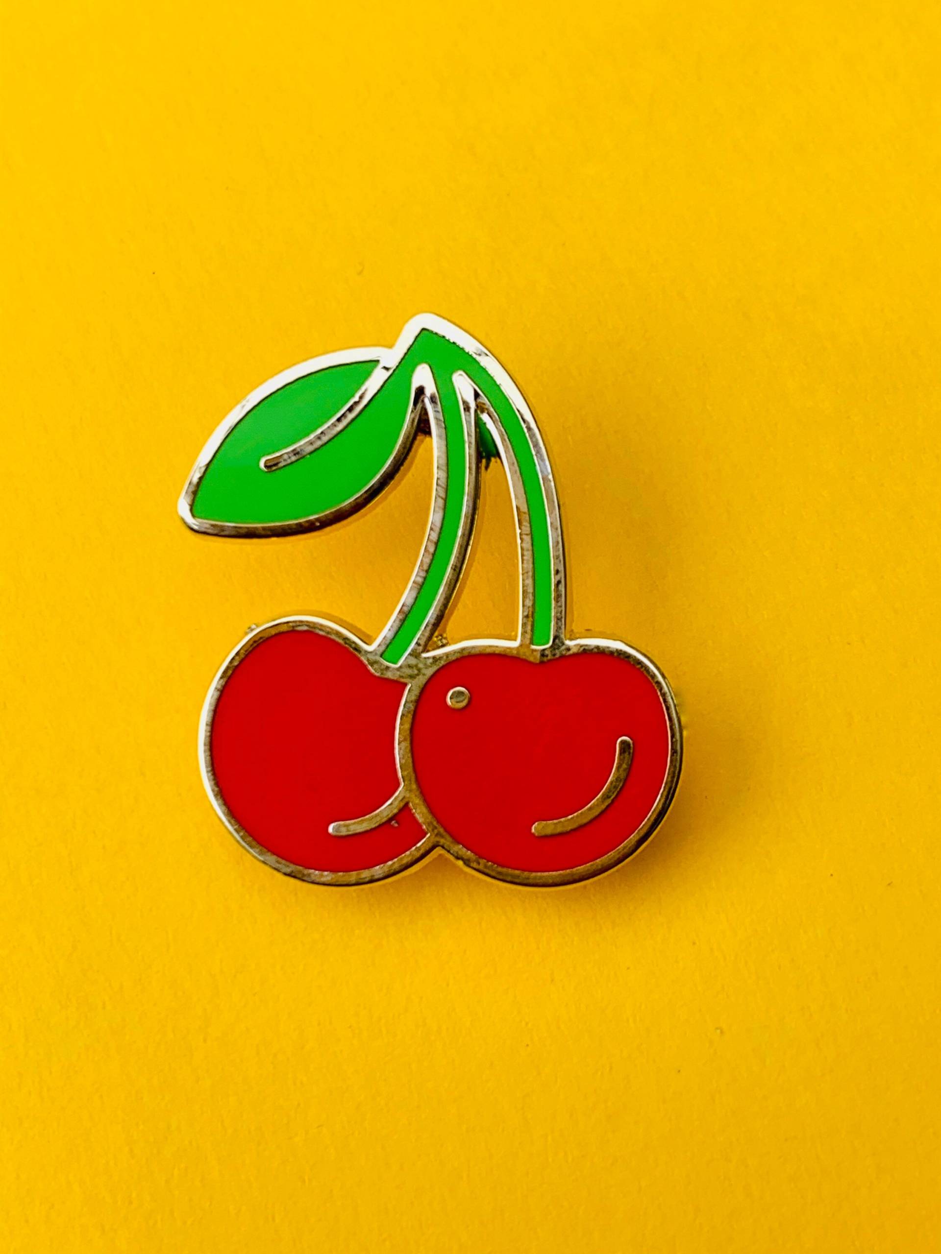 Ein Süßer Kirsch Emaille Pin, Ein Perfektes Geschenk Für Deine Fruchtigen Freunde von AvasGlitterGirls