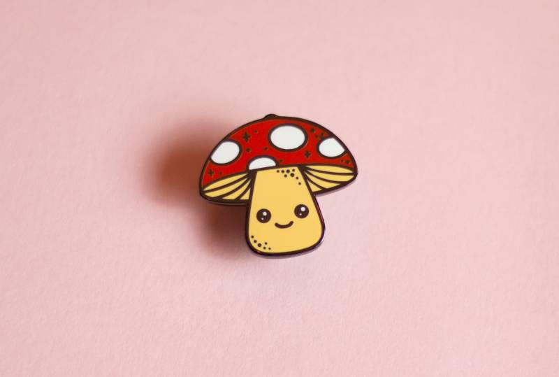 Mushie Der Pilz Hart Emaille Pin Abzeichen, Er Ist Ein Lustiger Kerl von AvasGlitterGirls