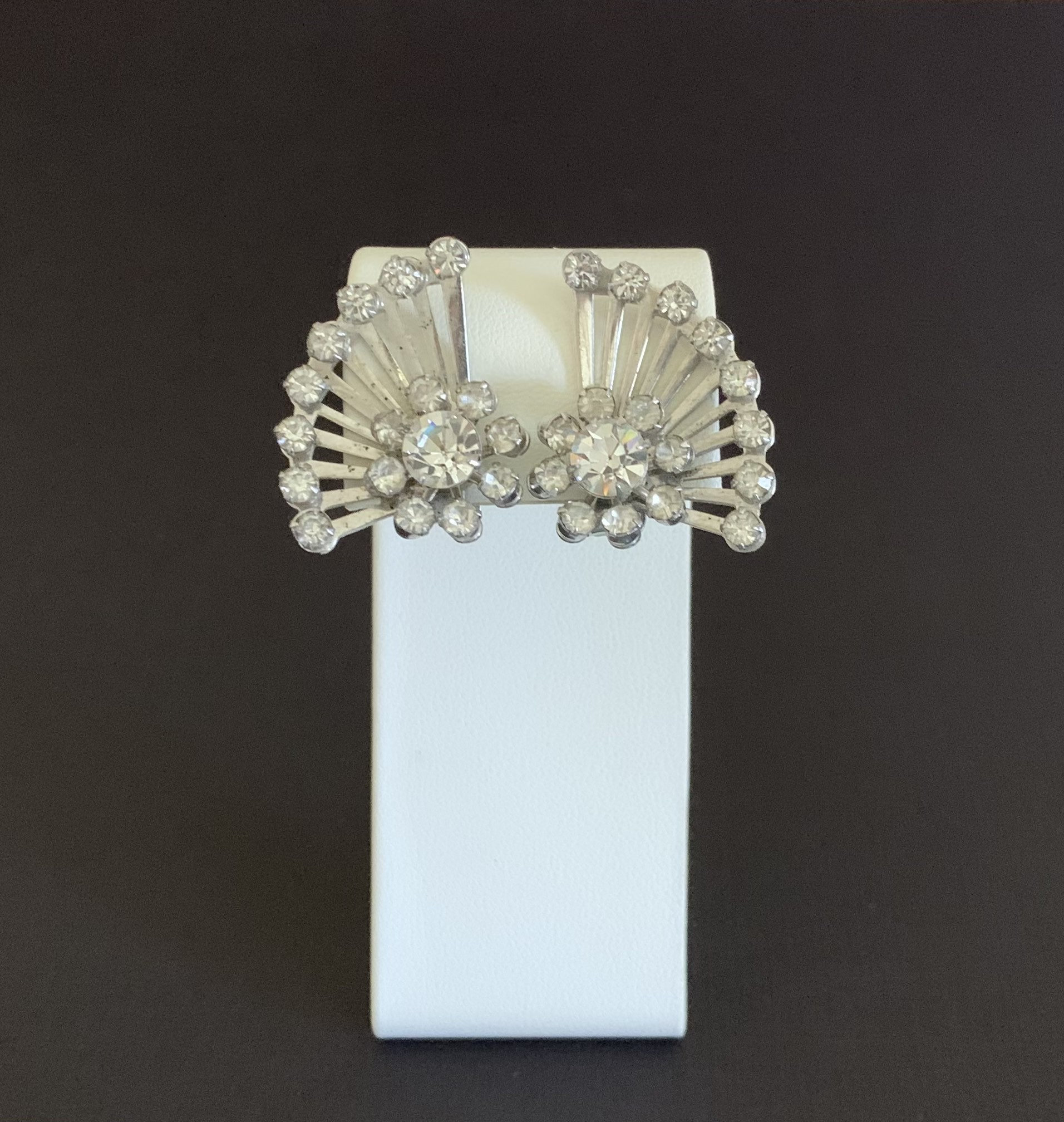 Coro Atomic Starburst Silberfarbene Kristall-Strass-Ohrclips. Clip-Ons Im Mid-Century-Stil. Coro-Schmuck Coro Atomic Starburst Silberfarbene Kristall-Strass-Ohrclips. Clip-Ons Im Mid-Century-Stil. Coro-Schmuck von AvasVintageTreasures