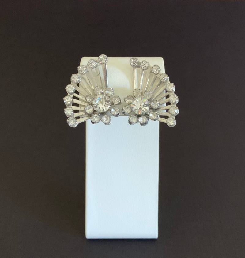 Coro Atomic Starburst Silberfarbene Kristall-Strass-Ohrclips. Clip-Ons Im Mid-Century-Stil. Coro-Schmuck von AvasVintageTreasures