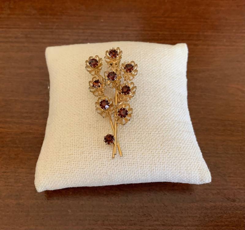 Goldtone Filigrane Amber Strass Blumenstrauß Pin Oder Brosche. Floral Goldfarbene Bernstein Strass-Pin von AvasVintageTreasures