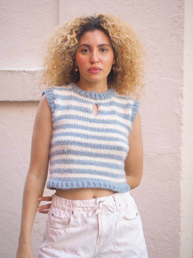 Handgestricktes, Gestreiftes Top Mit Keyhole-Muster - Auf Bestellung von avecdesirestudio