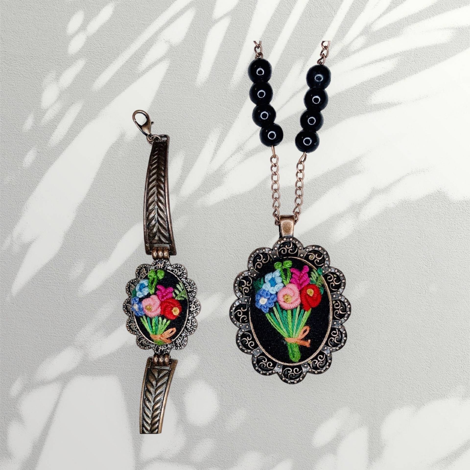 Handgemachtes Besticktes Schmuckset Für Ihr Einzigartiges Geschenk Blumenhalskette & Armband-Set Muttertag, Valentinstag Und Geburtstage Handgemachtes Besticktes Schmuckset Für Ihr Einzigartiges Geschenk Blumenhalskette & Armband-Set Muttertag, Valentinstag Und Geburtstage von AveetaHandmade