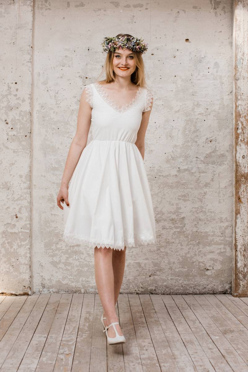 Brautkleid "French Girl" Kurz Mit Boho-Spitzenborte von AveevABoutique