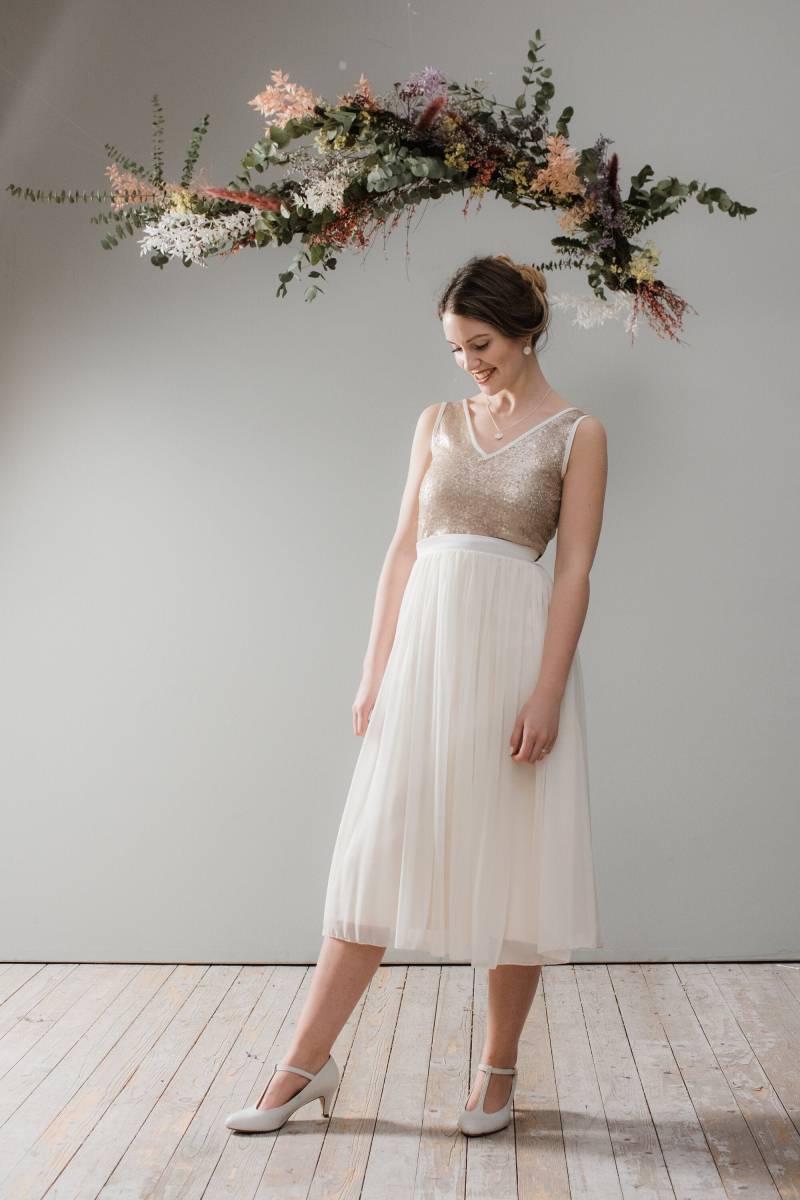Brautkleid "Goldie" Midi Mit Tüll Und Goldtop von AveevABoutique