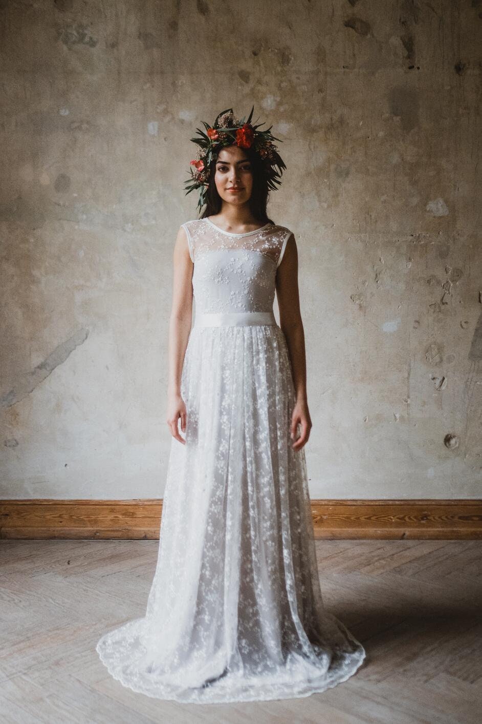 Brautkleid Lang "Fleur" Hellgrau Viel Spitze Brautkleid Lang "Fleur" Hellgrau Viel Spitze von AveevABoutique