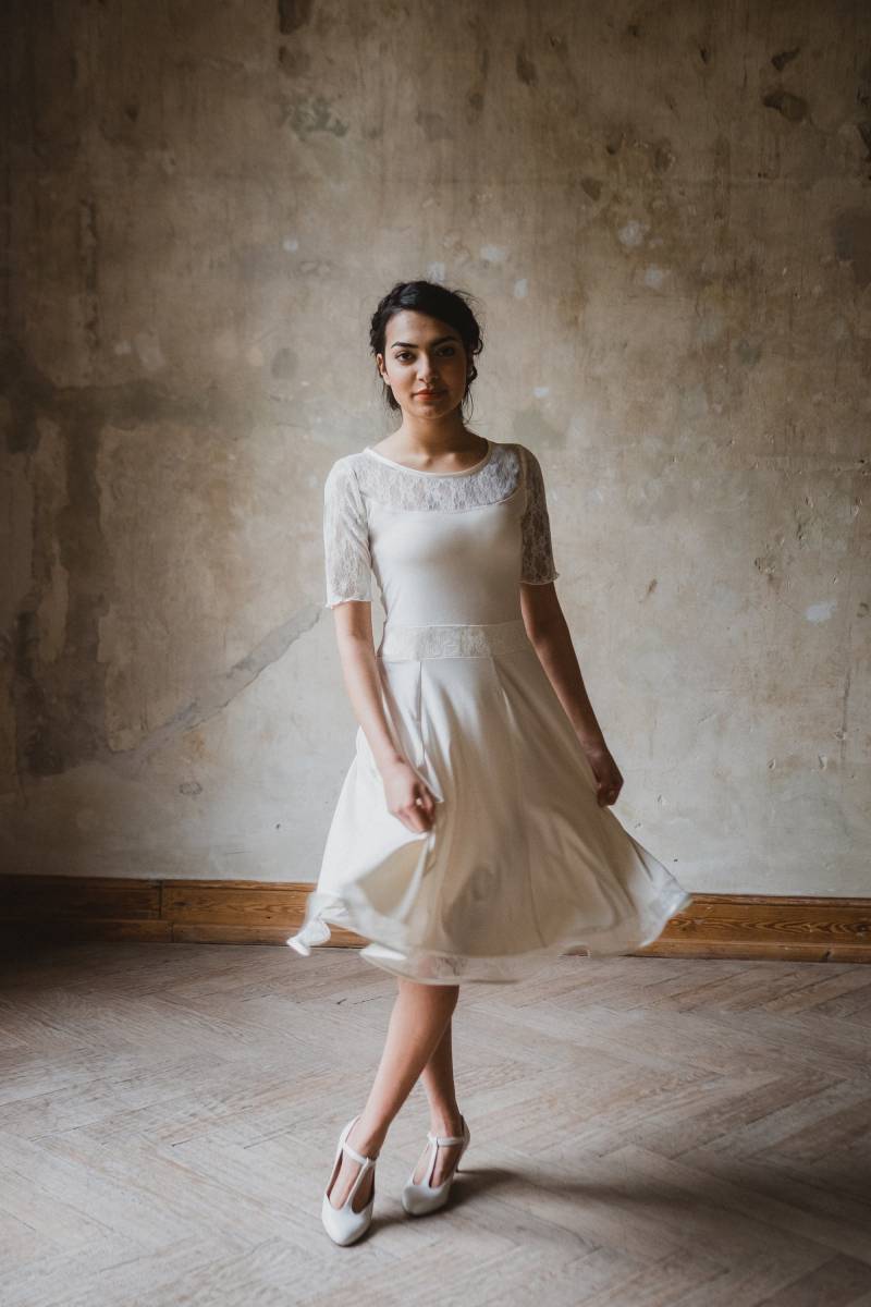 Kurzes, Schlichtes Brautkleid "Gänseblümchen" von AveevABoutique