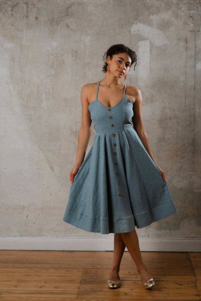 Rückenfreies Leinenkleid "Scilla" in Dusty Blue von AveevABoutique