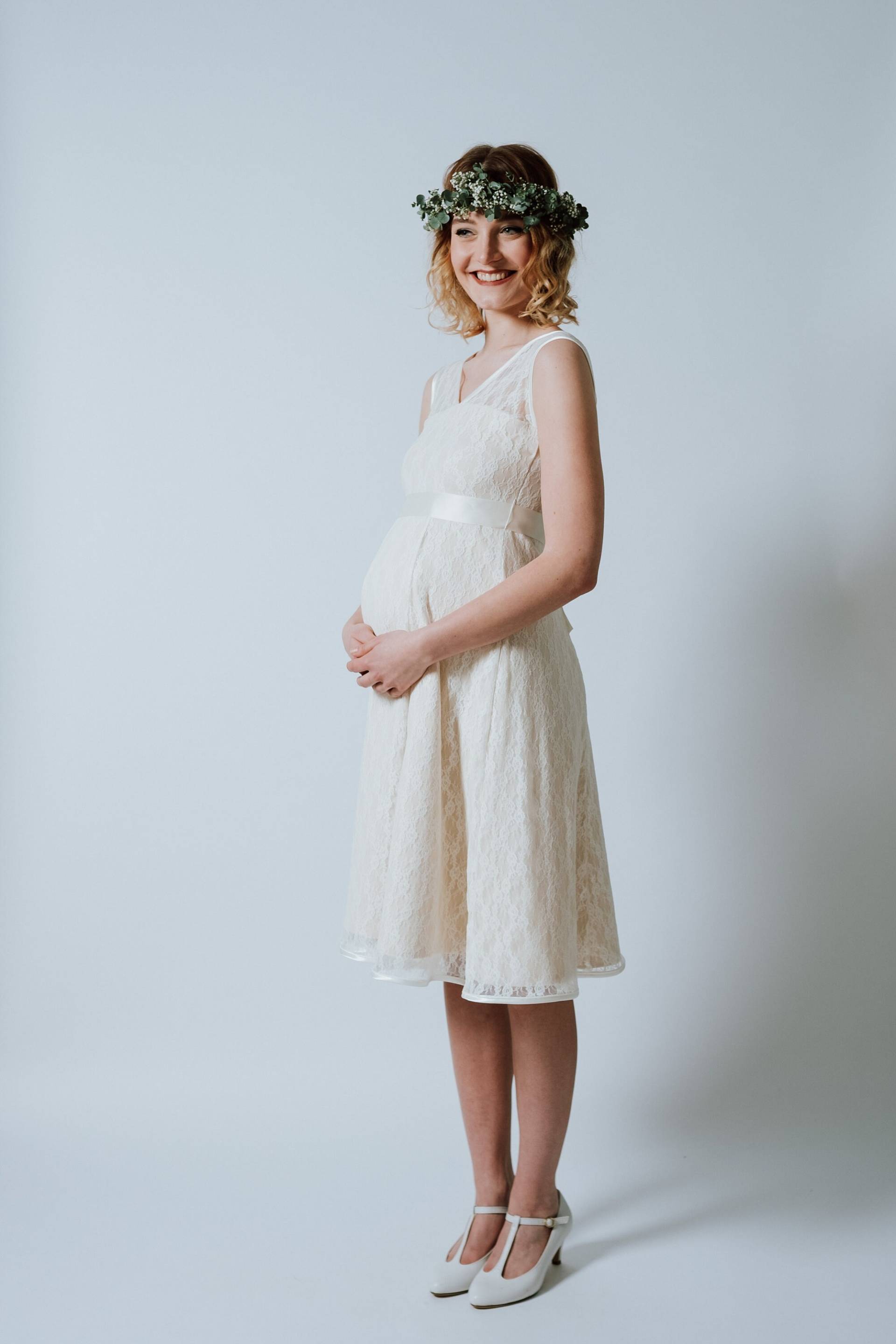 Schwangerschaftsbrautkleid "Schneeweißchen Baby" von AveevABoutique