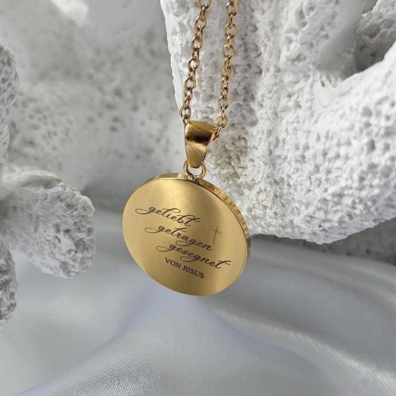 Bedeutungsvolle Edelstahl Halskette - "Geliebt Getragen Gesegnet Von Jesus' Gravur 50 cm, Perfekt Als Geschenk & Täglicher Begleiter Bedeutungsvolle Edelstahl Halskette - "Geliebt Getragen Gesegnet Von Jesus' Gravur 50 cm, Perfekt Als Geschenk & Täglicher Begleiter von AvellineJewelry