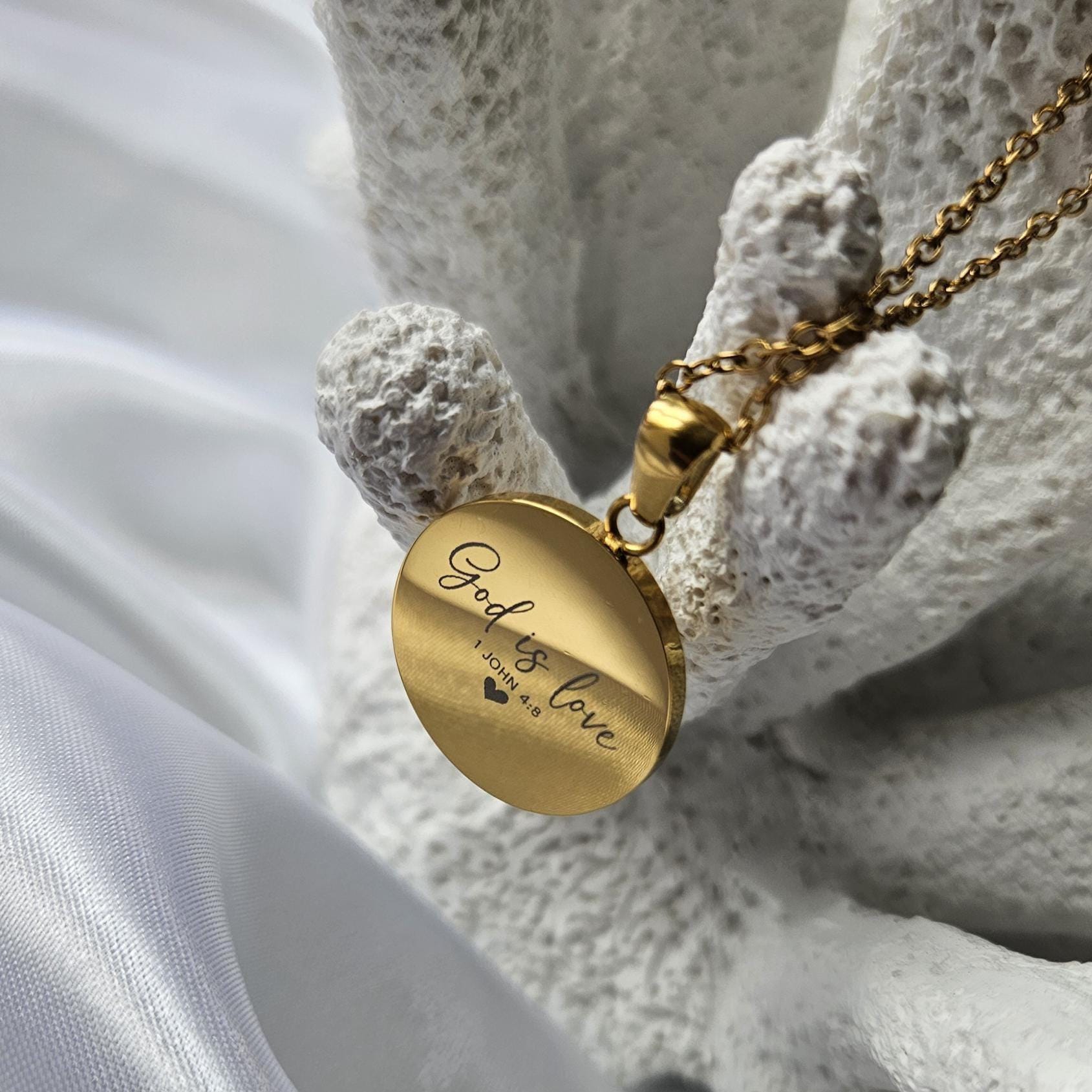 Elegante "Edelstahl Halskette God Is Love Anhänger Bibelvers 1 John 48 Christlicher Schmuck Religiöse Geschenkidee Damen & Herren" Elegante "Edelstahl Halskette God Is Love Anhänger Bibelvers 1 John 48 Christlicher Schmuck Religiöse Geschenkidee Damen & Herren" von AvellineJewelry
