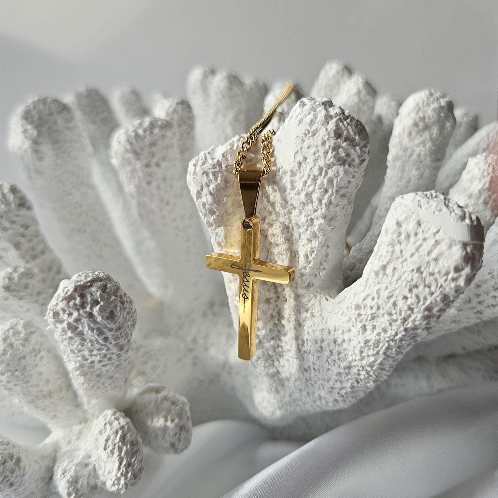 Kreuz Anhänger „Jesus" Aus 18K Edelstahl Vergoldet - Personalisierbar Mit Gravur Geschenk Zur Taufe, Kommunion, Konfirmation Kreuz Anhänger „Jesus" Aus 18K Edelstahl Vergoldet - Personalisierbar Mit Gravur Geschenk Zur Taufe, Kommunion, Konfirmation von AvellineJewelry