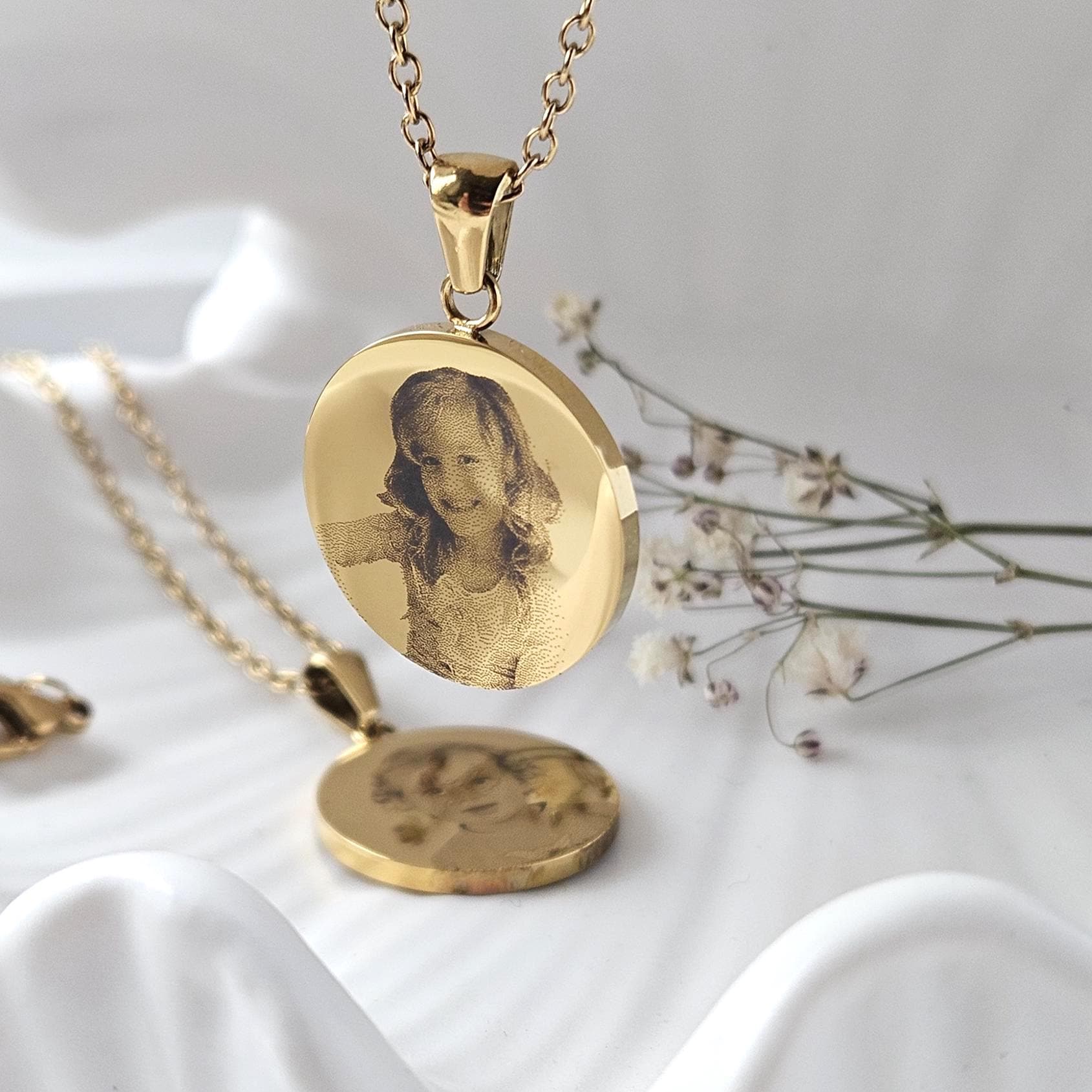 Personalisierte Foto Halskette Gold Edelstahl Gravur Kette Mit Bild Anhänger Portrait Schmuck Geschenk Mutter Tochter Erinnerung Taufe von AvellineJewelry