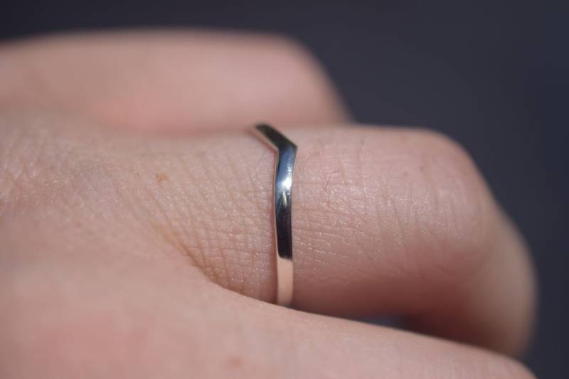 Chevron Ring, Einfacher Ehering, Ehering Gebogen, Sterling Silber, Konturierter Band, Schlichter Ringe Für Frauen, Stapelring von Avello