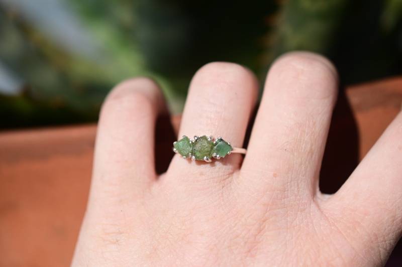 Dreifach Smaragd Verlobungsring Größe 3 4 5 6 7 8 9 10 11 12 Grobe Geschnittene Natürliche Edelsteine von Avello