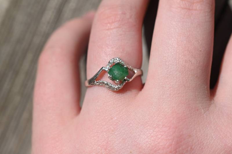 Roher Smaragd Sterling Silber Ring - Rustikaler Ehering Größe 6 Roher Smaragd Sterling Silber Ring - Rustikaler Ehering Größe 6 von Avello