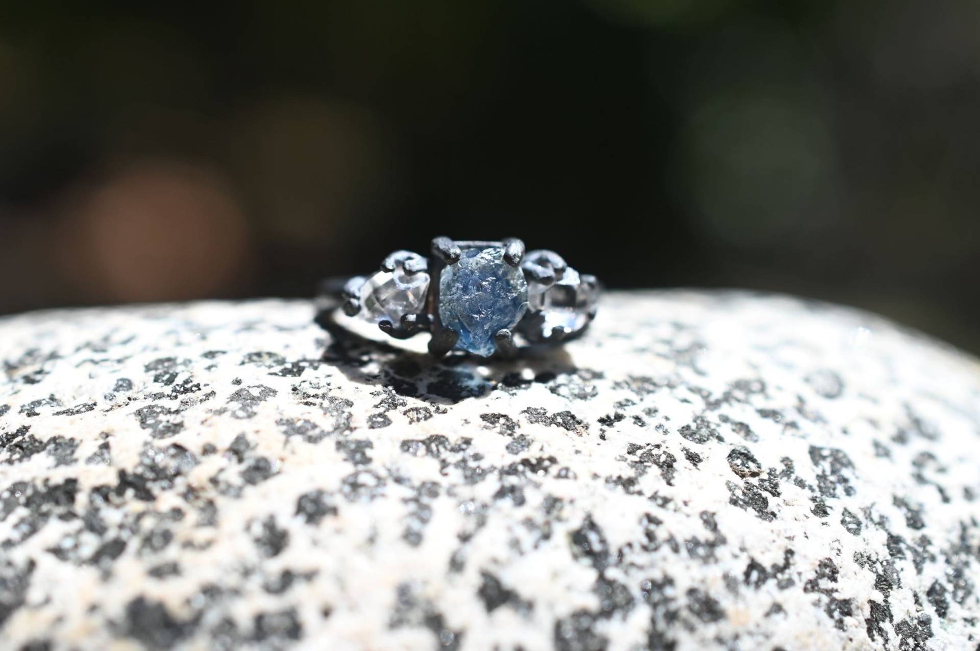 Einzigartiger Verlobungsring, Roher Saphir Ring, Herkimer Diamant Größe 4 Schwarzer Sterling Silber Rohedelstein Ring Rustikaler von Avello