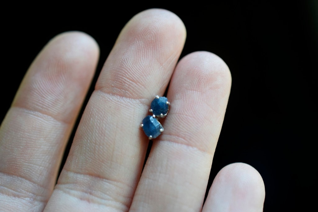 Kleine Saphir Ohrstecker, Dunkel Blau Ohrringe, Natürliche Rohedelstein Schmuck, Geschenk Für Sie, September Geburtsstein von Avello