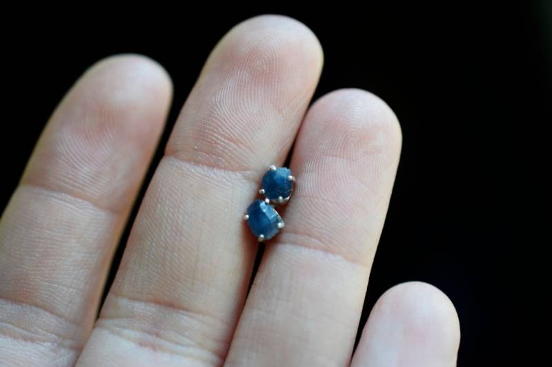 Kleine Saphir Ohrstecker, Dunkel Blau Ohrringe, Natürliche Rohedelstein Schmuck, Geschenk Für Sie, September Geburtsstein von Avello