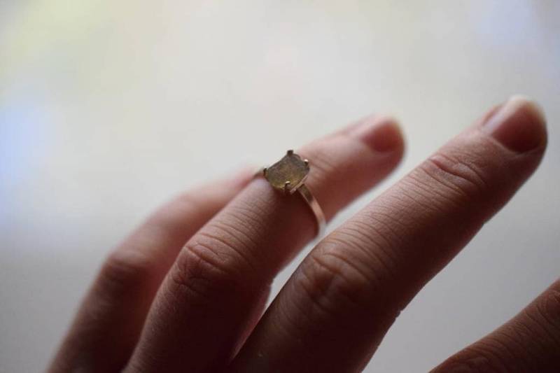 Kleiner Labradorit Verlobungsring Roher Ring Moderner Schmuck Sterling Silber Verlobungsring, Größe 8, Avello von Avello