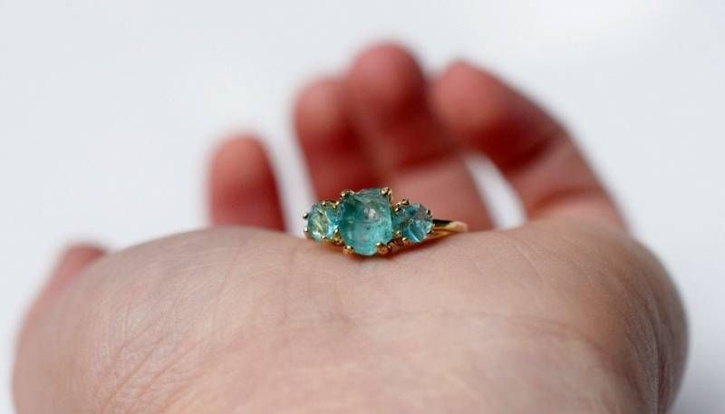 Roher Aquamarinring, Kristallring, Drei-stein-Ring, Natürlicher Edelsteinschmuck, Massives 10K Gelb-Weißgold Größe 3 4 5 6 7 8 9 10 11 12 13 von Avello