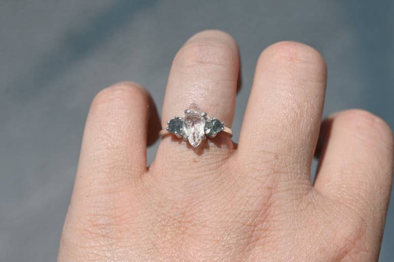 Roher Blauer Saphir Verlobungsring Natürlicher Ungeschliffener Stein Sterlingsilber Ehering Rohedelstein Größe 4 5 6 7 8 9 von Avello